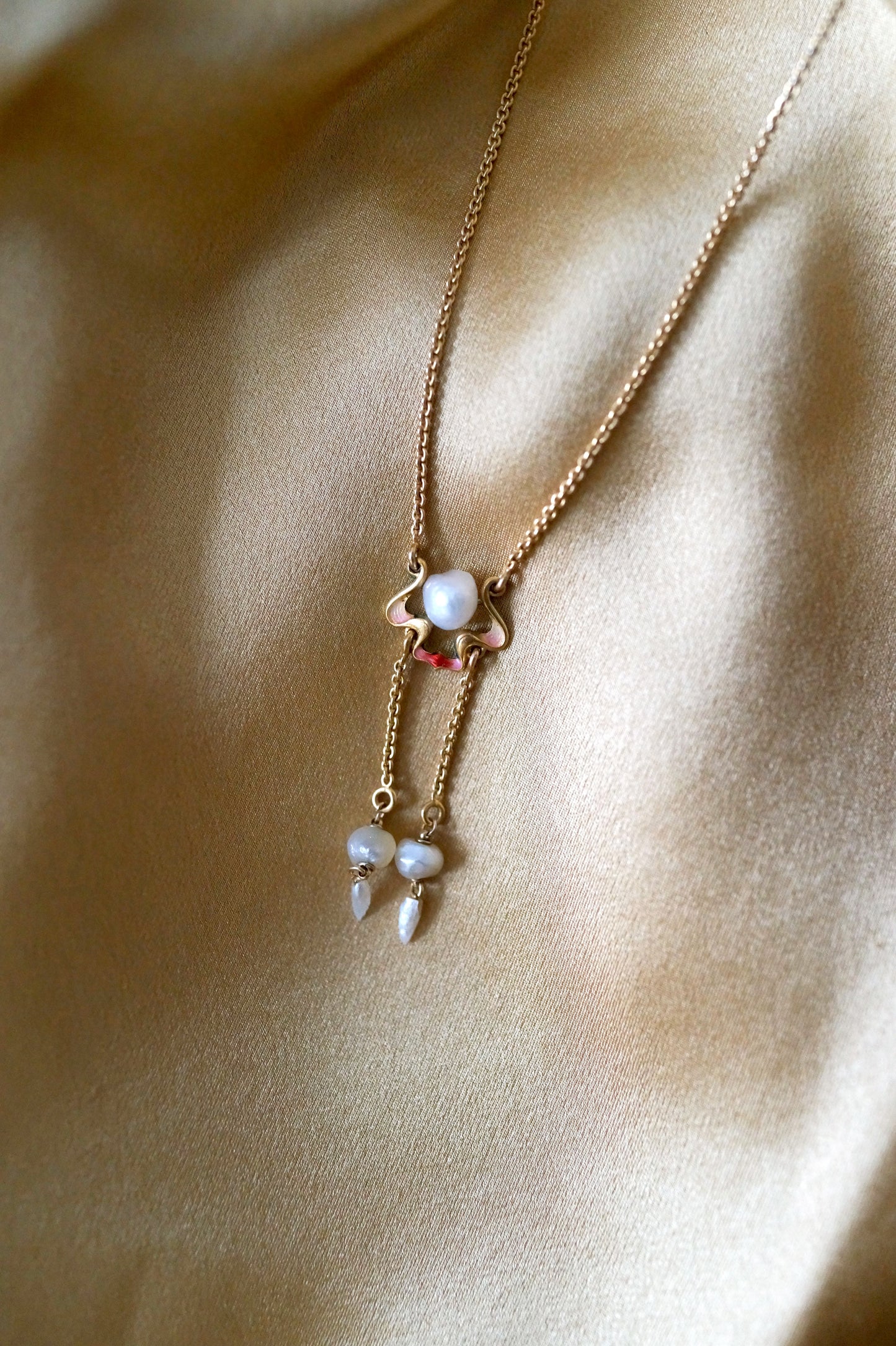 Art Nouveau Lavalier Negligée Necklace with Pearl and Enamel